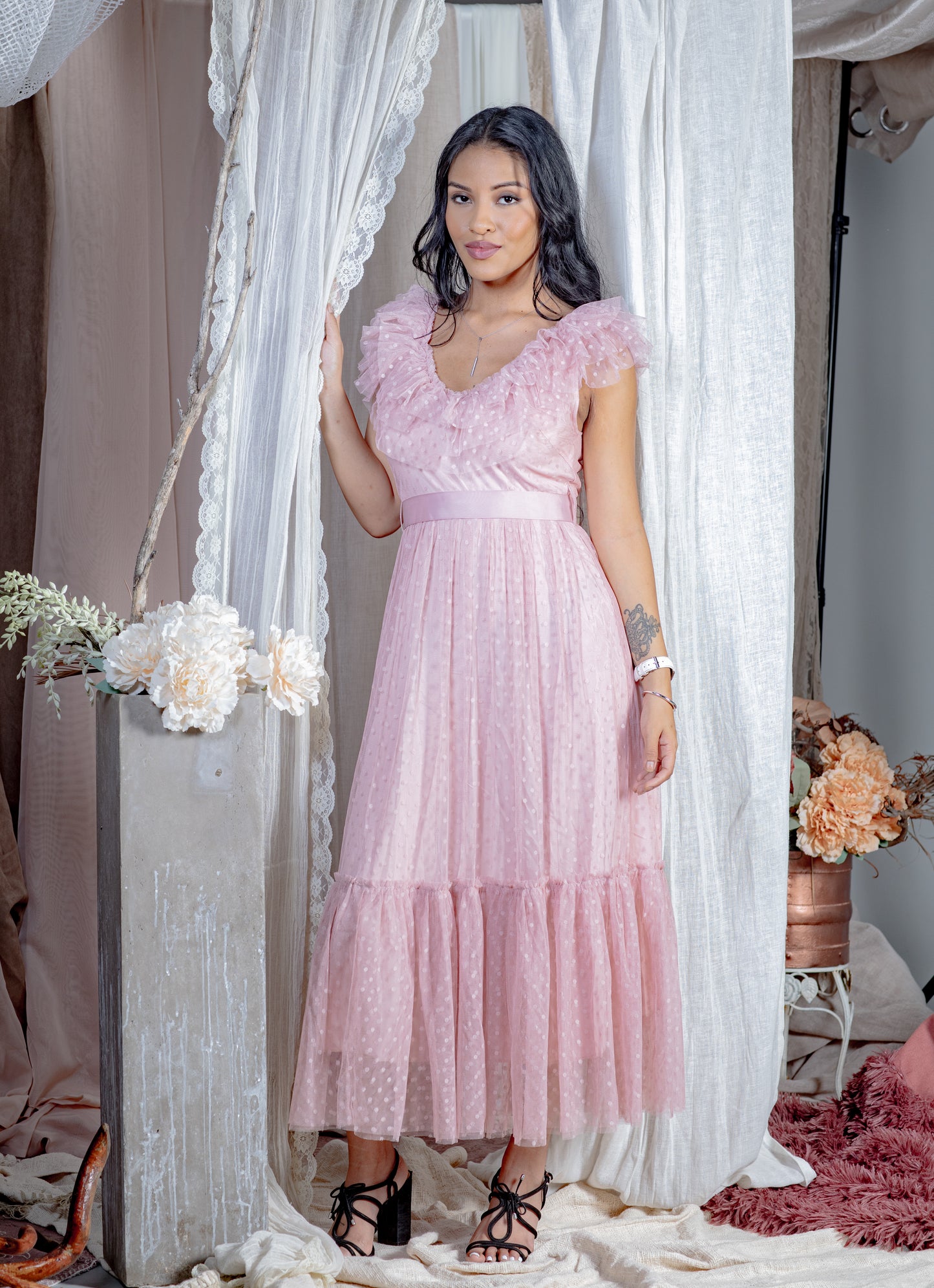 Robe à Volants en Tulle Rose Pâle avec Doublure Superposée et sa Ceinture Assortie