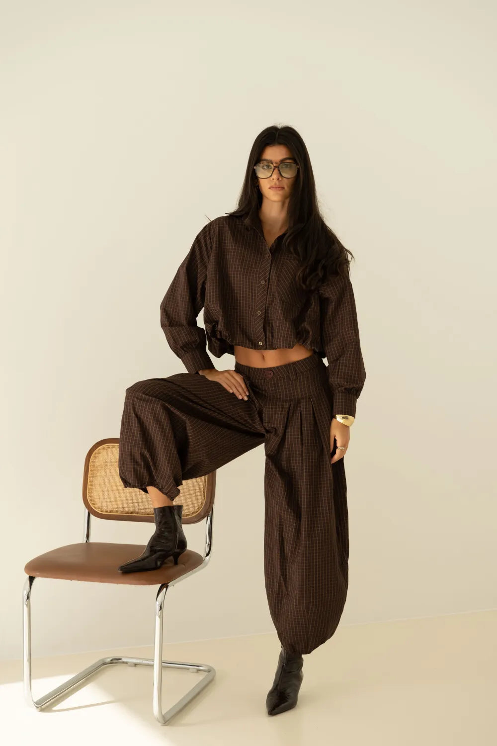 Ensemble LONA – Chemise et pantalon ballon chocolat à carreaux