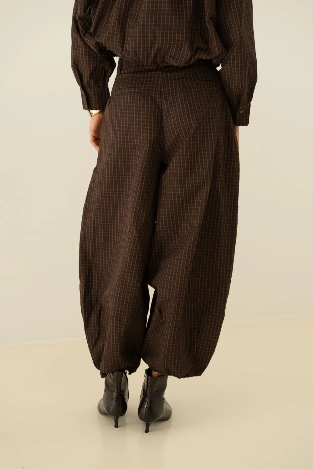 Ensemble LONA – Chemise et pantalon ballon chocolat à carreaux