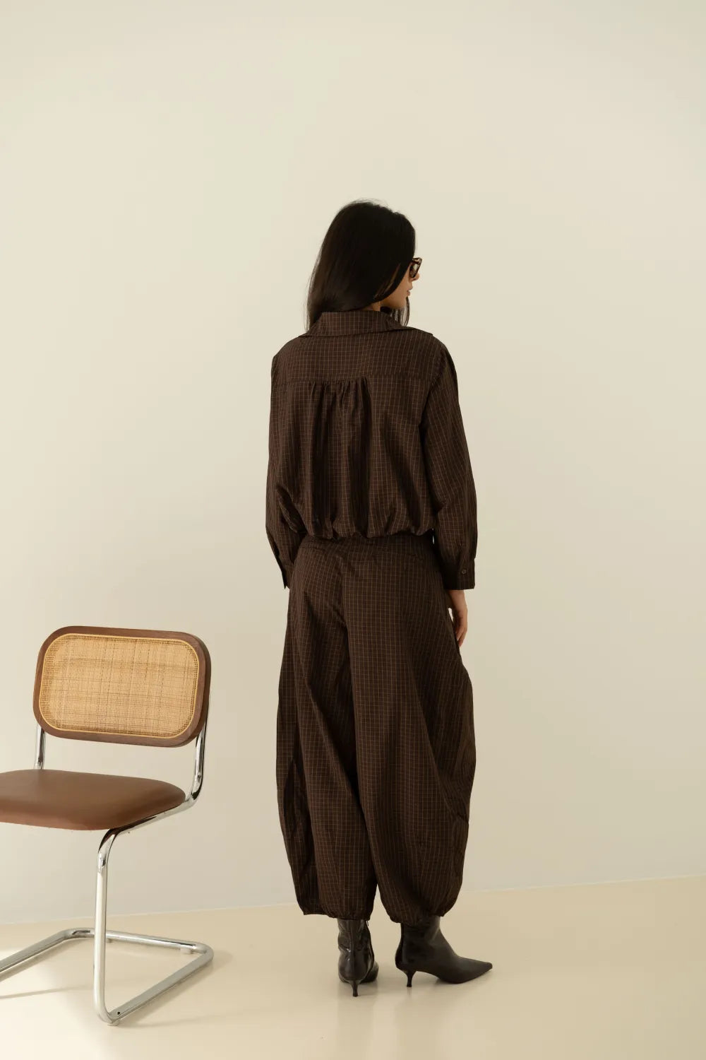Ensemble LONA – Chemise et pantalon ballon chocolat à carreaux