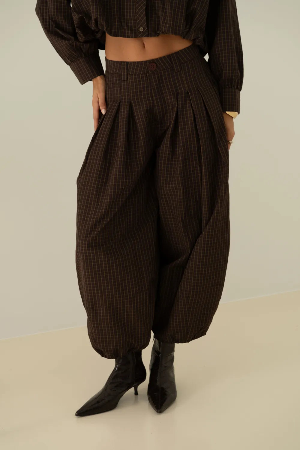 Ensemble LONA – Chemise et pantalon ballon chocolat à carreaux