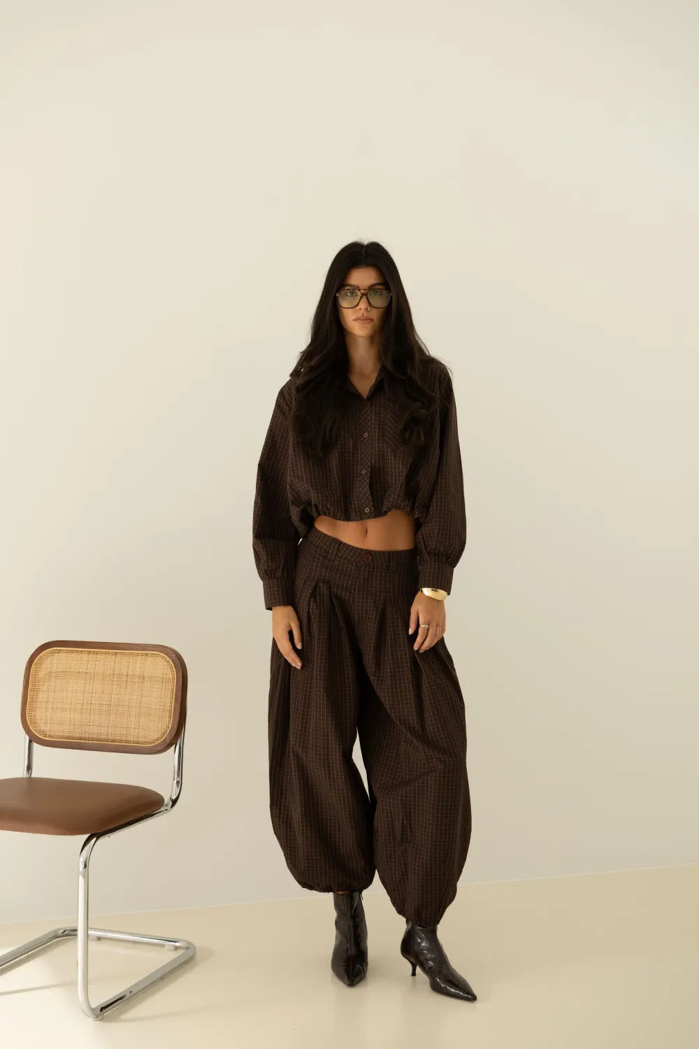 Ensemble LONA – Chemise et pantalon ballon chocolat à carreaux