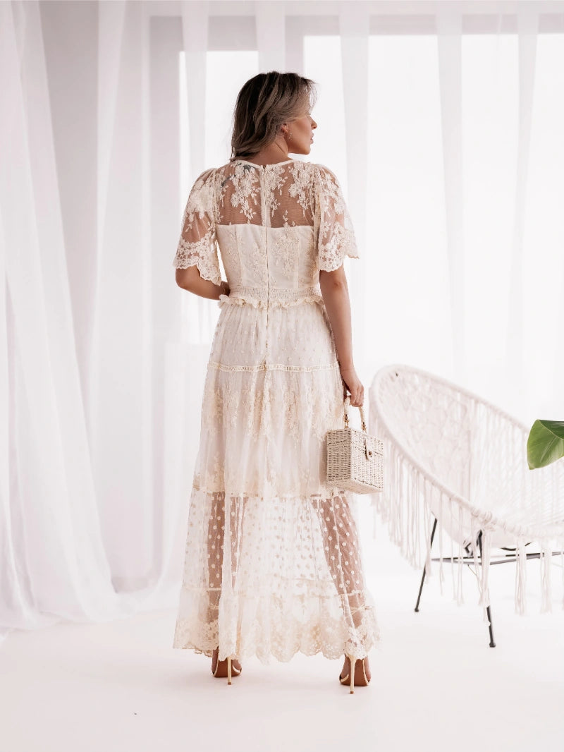 Robe Abigaïl – Élégance Intemporelle en Dentelle