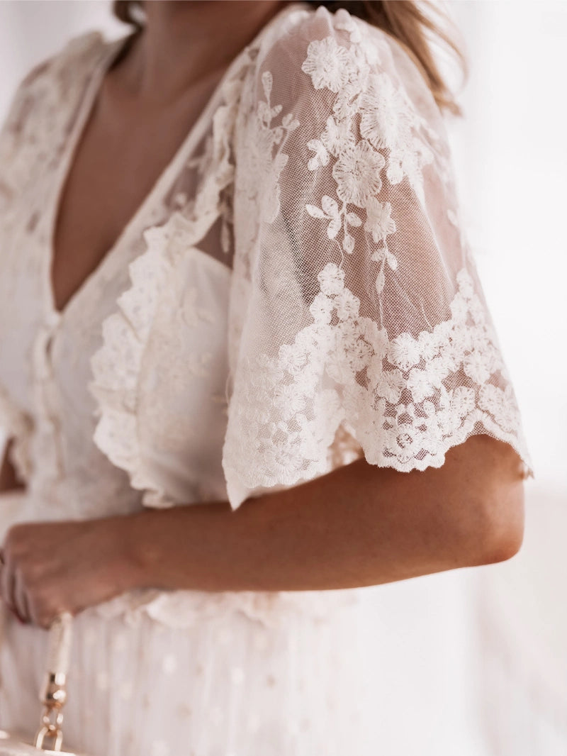 Robe Abigaïl – Élégance Intemporelle en Dentelle