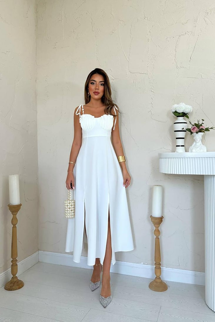 Robe Lys d’Ivoire – Élégance Pure &amp; Décolleté Sculpté